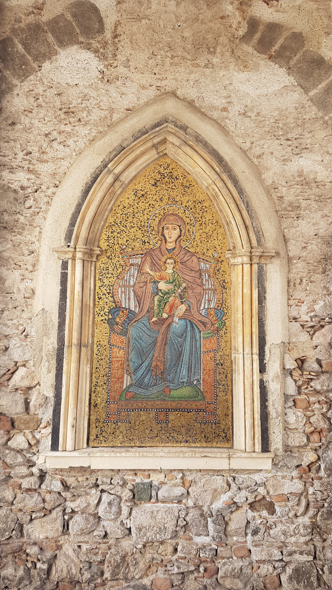 mosaico madonna con bimbo in grembo taormina torre dell'orologio